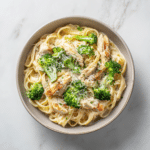One-Pot Chicken Alfredo au Brocoli – Recette Crémeuse et Facile pour Toute la Famille 6 Assiette de Chicken Alfredo au brocoli