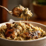 Portion saine de poulet aux herbes et orzo cuit à la mijoteuse