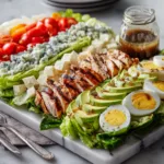 Salade Cobb au Poulet Riche en Protéines – Idée Plateau Facile 9 Menumaison cobb salad serving