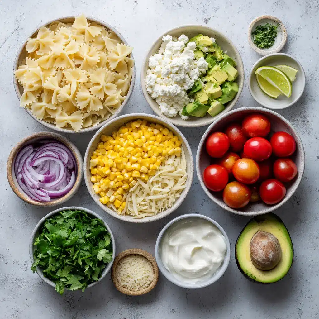 Ingrédients pour une salade de pâtes à la coriandre et au citron vert : pâtes, avocat, maïs et vinaigrette au yaourt