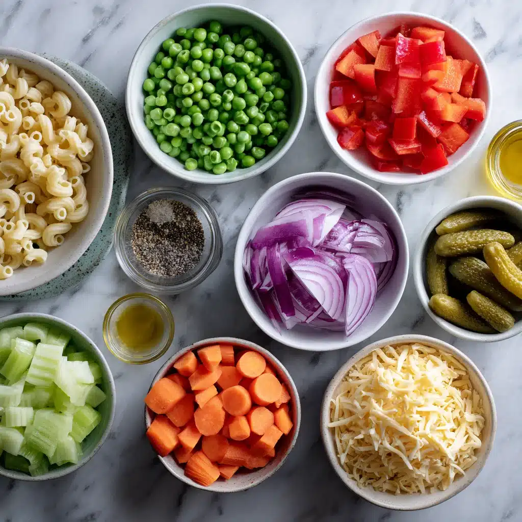 Ingrédients pour salade de macaroni disposés sur un plan de travail en marbre