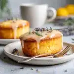 Mini gâteaux citron et glaçage lavande