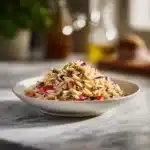 Salade d'orzo arc-en-ciel au citron et aux herbes fraîches