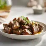 Bouchées de steak au beurre à l'ail et courgettes