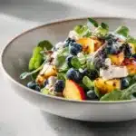 Salade Myrtille Pêche Feta et Noix Croquantes